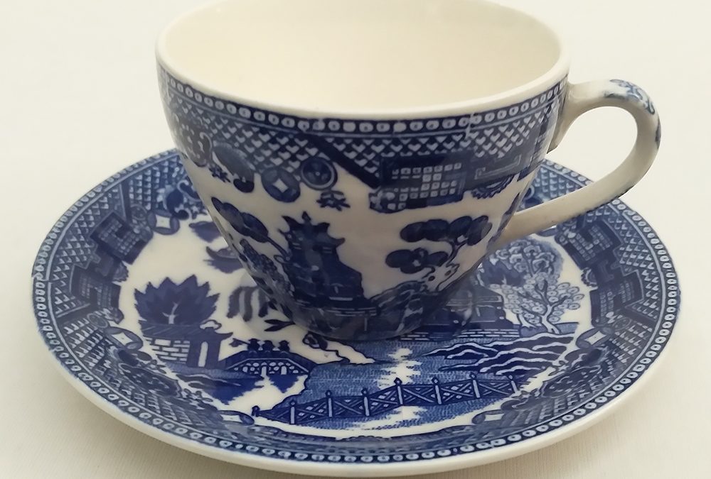 LO 52 – Xícara de cafezinho antiga em louça japonesa Willow Azul Pombinho