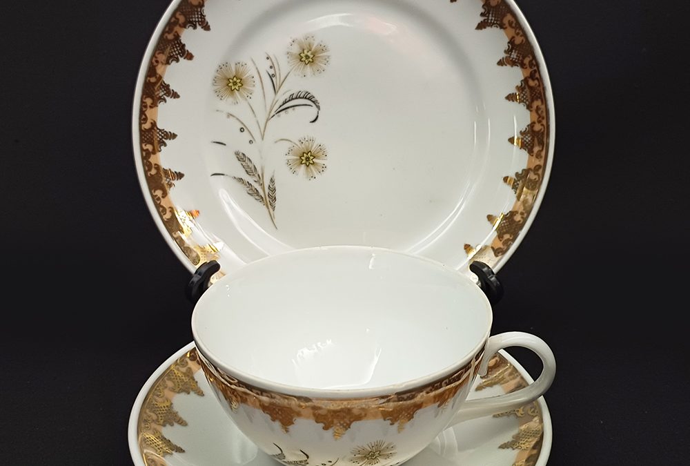 LO 56 – Trio: xícara de chá antiga com prato de pão Schmidt borda laranja e dourada com flores