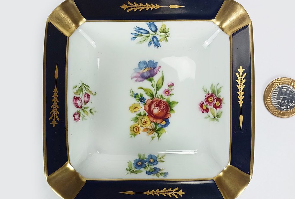 LO 58 – Cinzeiro antigo em porcelana da Bavária decorado com flores coloridas e dourados