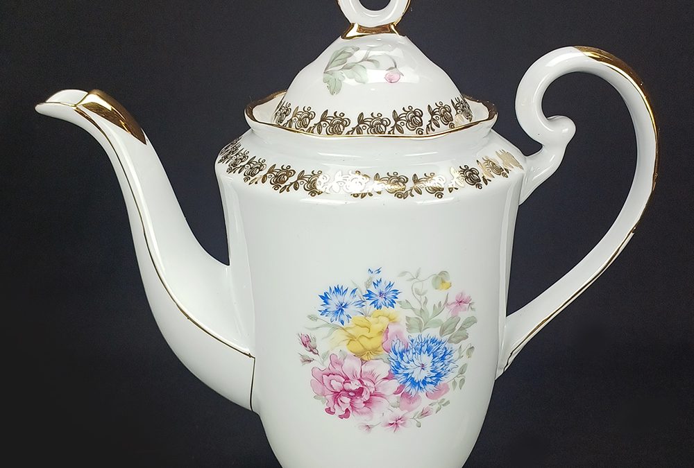 LO 58 – Bule antigo anos 50 em porcelana Steatita decorado com flores e dourados