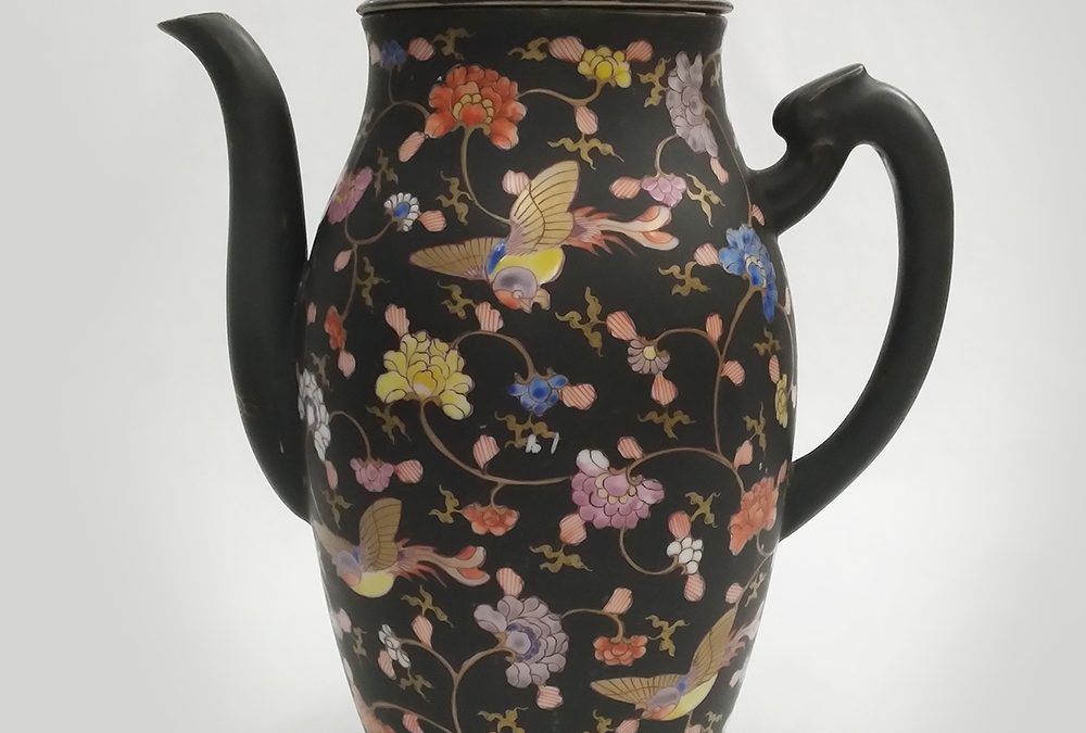 LO 59 – Bule antigo em porcelana japonesa flores e pássaros pintados à mão com fundo preto