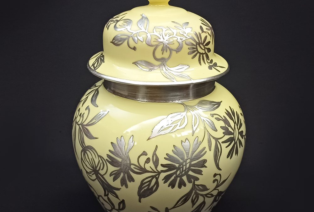 LO 60 – Pote antigo em porcelana Real amarelo decorado com pintura à mão de flores em Overlay de prata