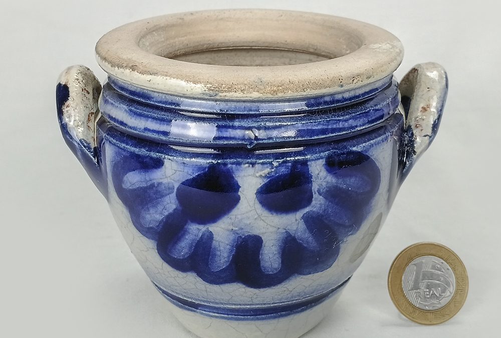 LO 61 – Pote de cerâmica grês miniatura com pintura azul cobalto e duas alças
