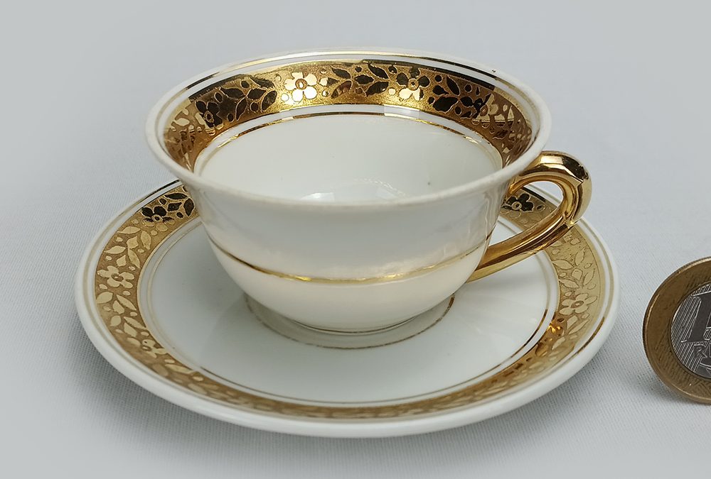LO 61 – Xícara de cafezinho antiga em porcelana Mauá com borda em ouro com flores