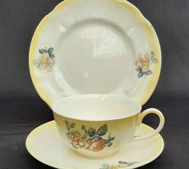 LO 66 – Trio: xícara de chá antiga com prato de pão em louça Francisco Maratazzo amarela com flores