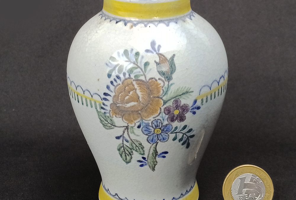 LO 69 – Vaso antigo em louça portuguesa Carvalhinho do Porto pintado à mão com flores