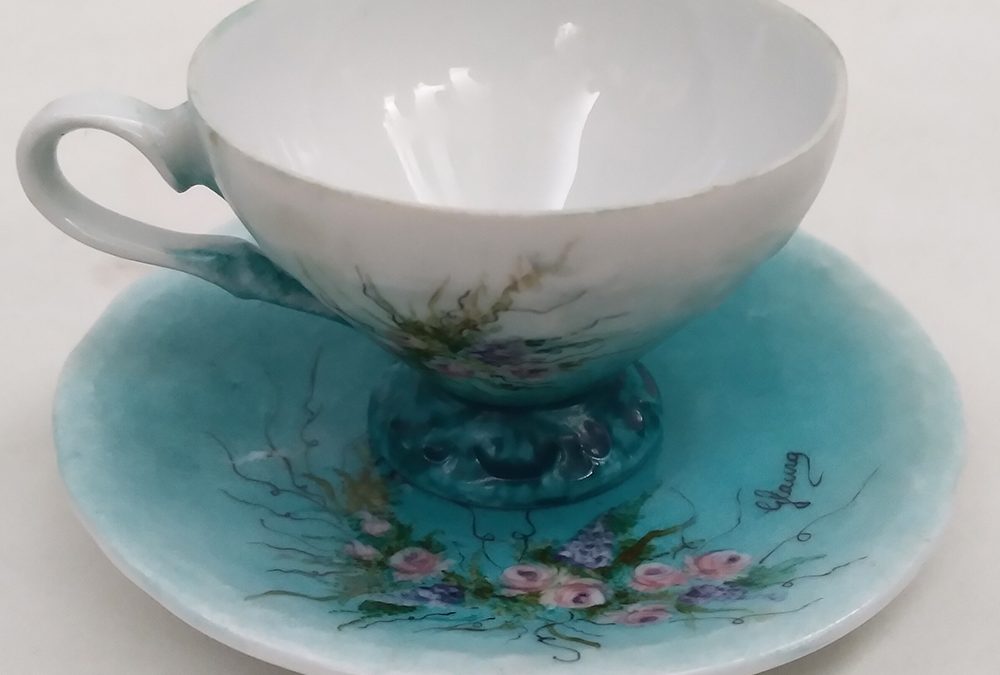 LO 73 – Xícara de cafezinho antiga em porcelana Schmidt azul pintada à mão com flores