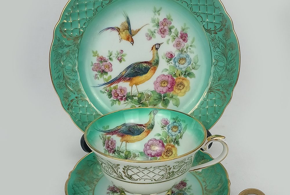 LO 74 – Trio: xícara de chá antiga com prato de pão em porcelana alemã Schumann Bavária verde com pássaro e dourados