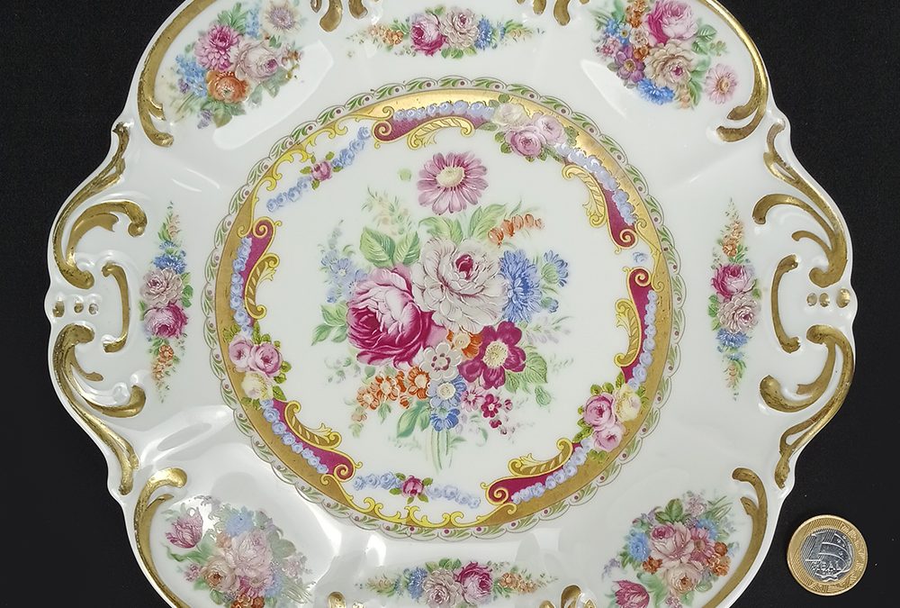 LO 74 – Prato ou travessa em porcelana alemã Tirschenreuth decorada com flores e dourados