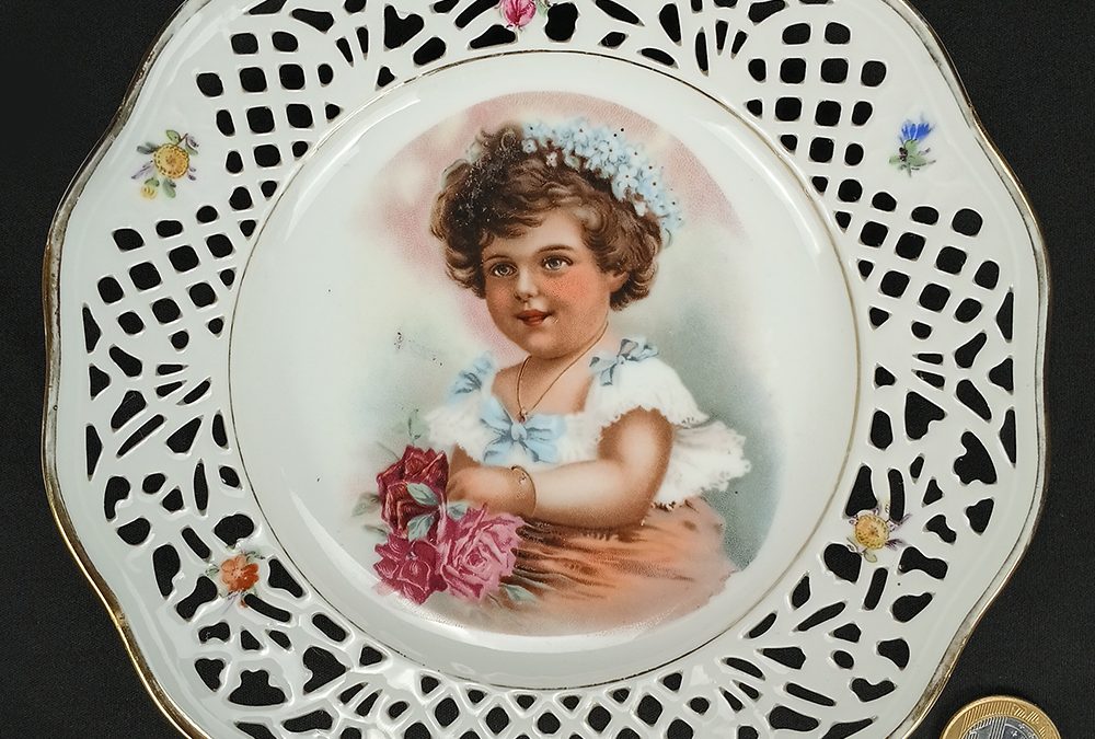 LO 74 – Prato antigo em porcelana alemã Schumann Bavária menina ou criança – borda rendada/vazada