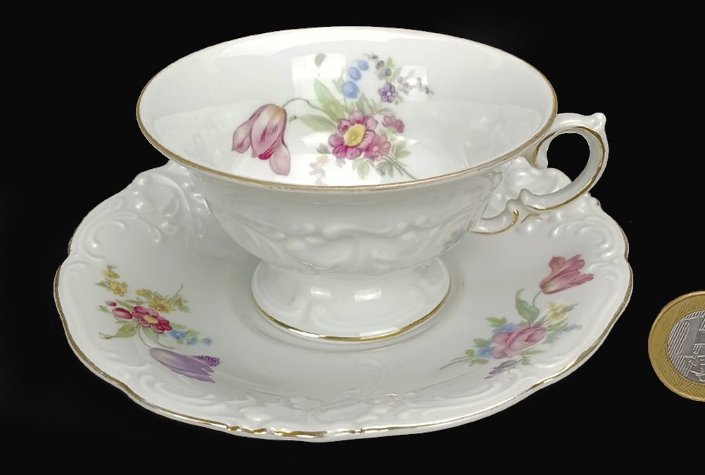 LO 75 – Xícara de café ou chá em porcelana polonesa KPM decorada com flores e relevos