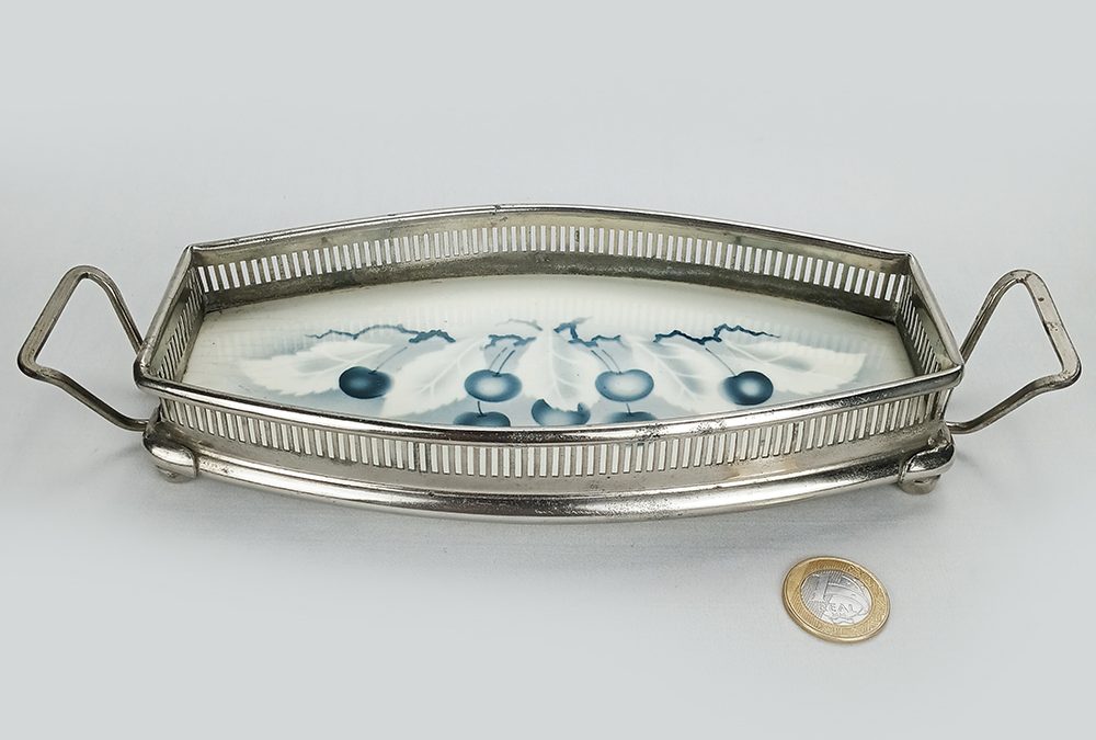 LO 75 – Bandeja antiga em majólica decorada com cerejas e borda e alças em metal prateado