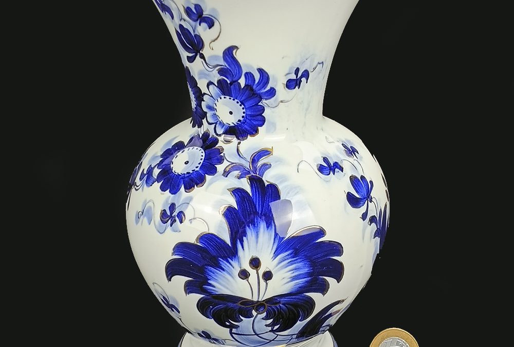 LO 75 – Vaso ou floreiro antigo em louça Zappi com flores azuis pintadas à mão