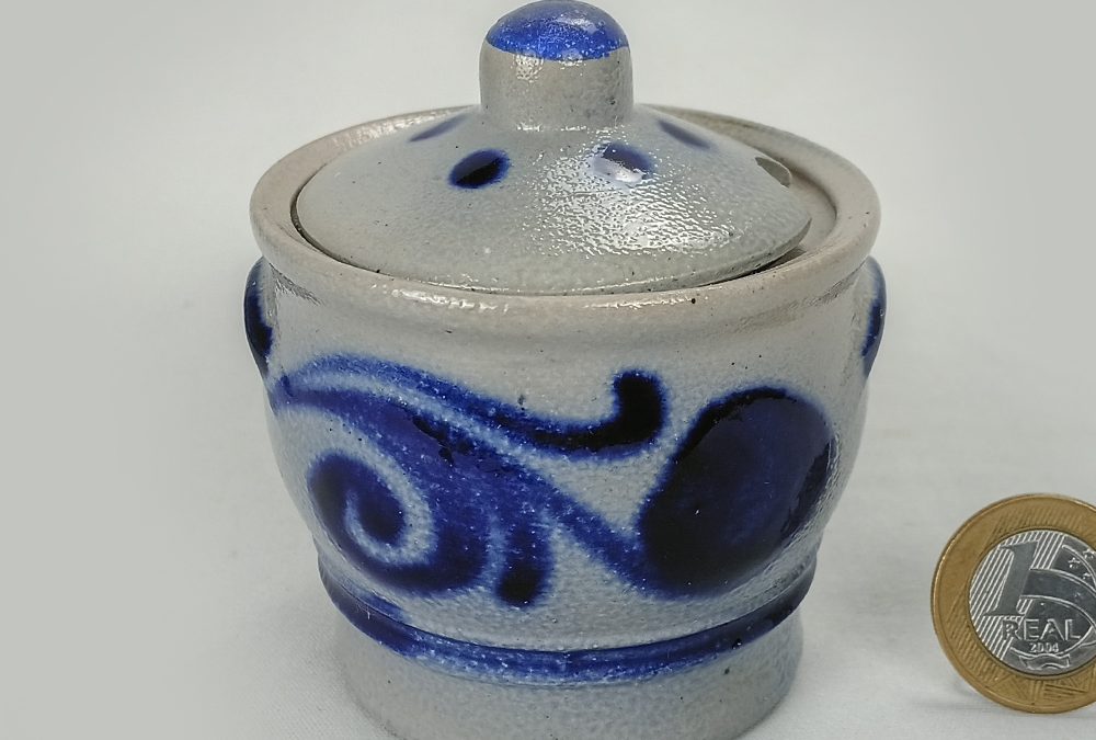 LO 75 – Pote de cerâmica grês miniatura ou açucareiro com pintura azul cobalto e tampa