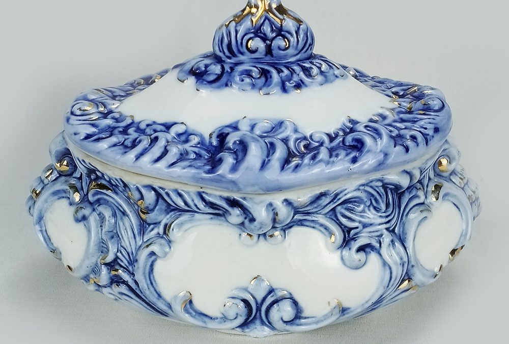 LO 75 – Pote ou caixa antiga anos 60 em porcelana decorada com relevos em azul