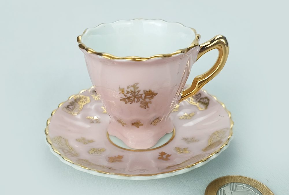 LO 75 – Xícara de cafezinho antiga rosa em porcelana Schmidt laranja com flores douradas
