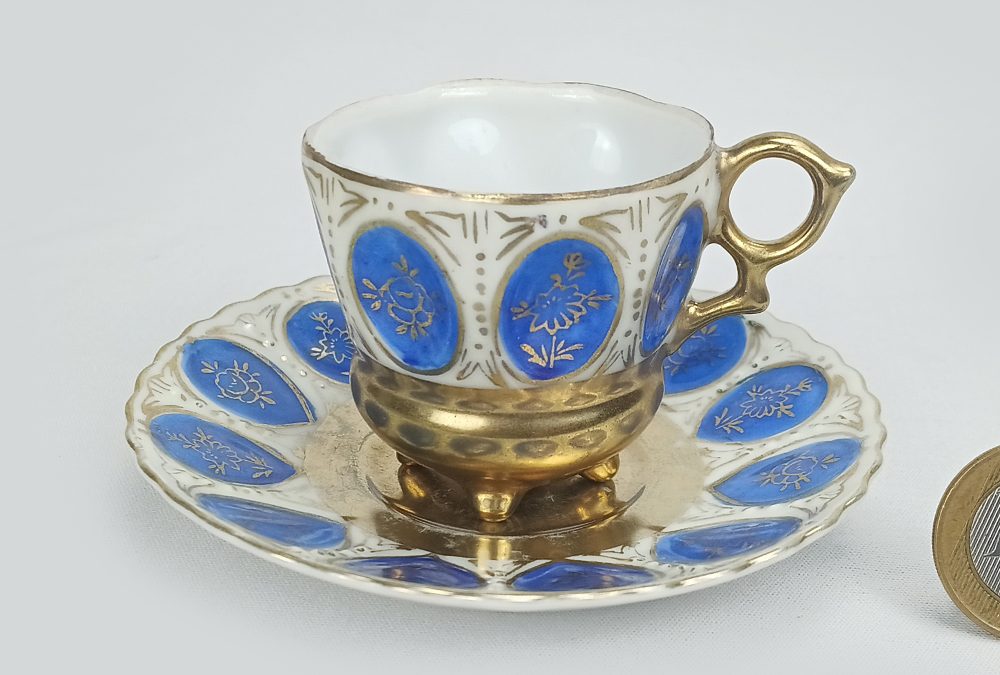 LO 77 – Xícara de cafezinho antiga em porcelana japonesa dourada com medalhões azuis