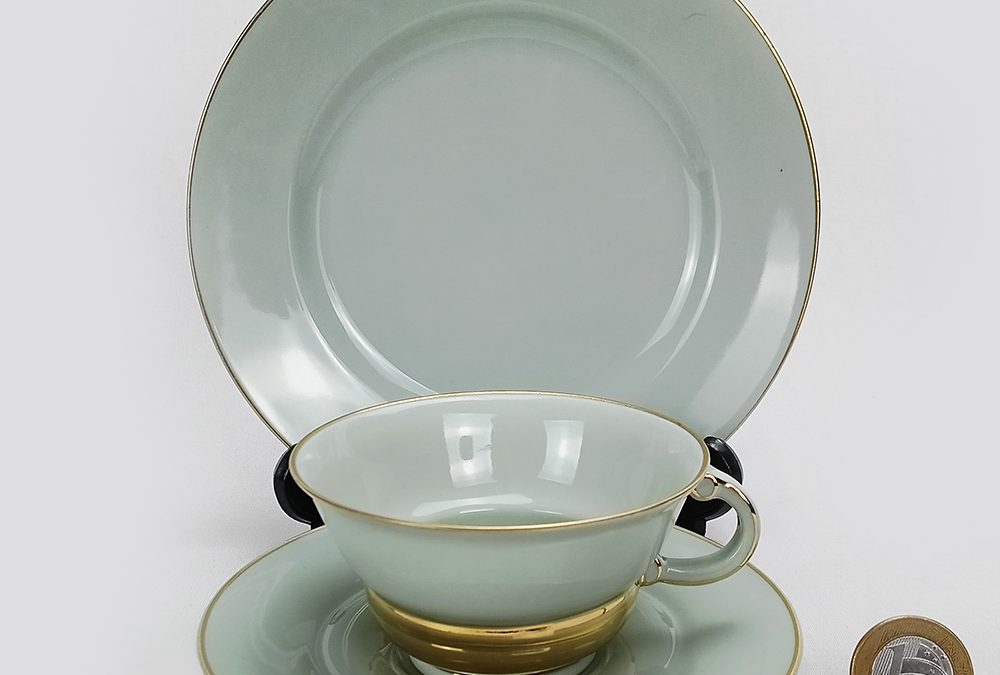 LO 77 – Trio: xícara de chá antiga com prato de pão porcelana tcheca Pirkenhammer estilo Art Déco com ouro