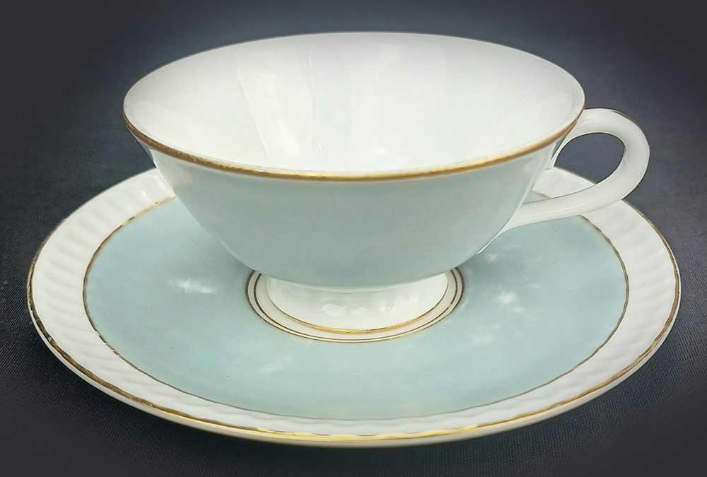 LO 77 – Xícara de chá antiga em porcelana Brennand azul acinzentado e branca com filetes em ouro