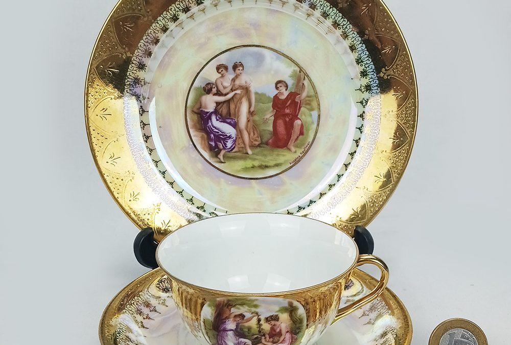 LO 78 – Trio: xícara de chá antiga com prato de pão em porcelana dourada com damas clássicas