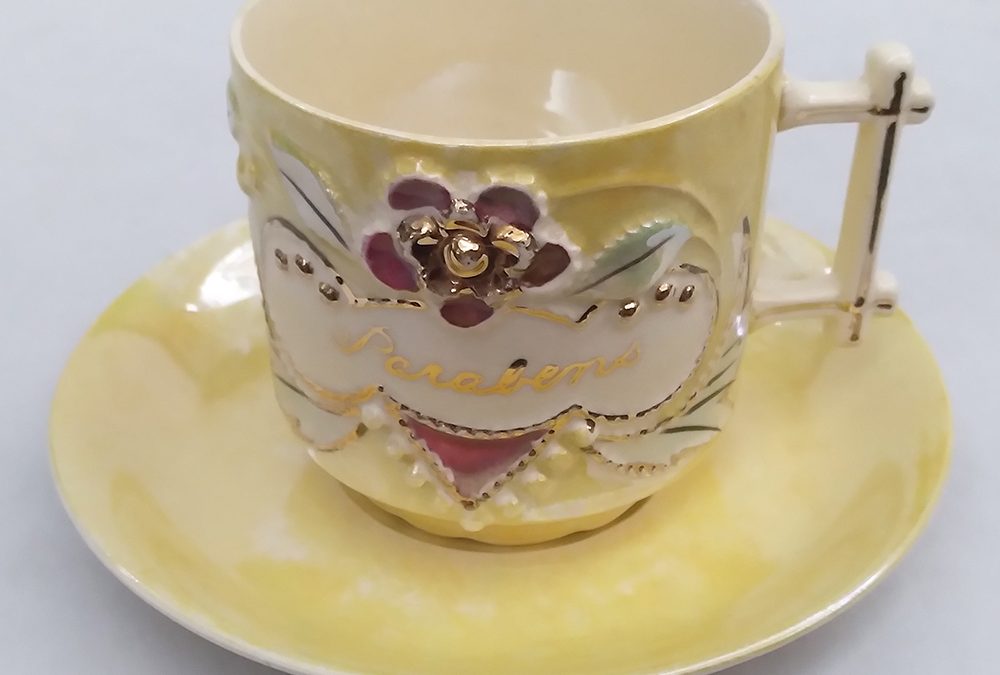 LO 79 – Xícara de café antiga isabelina em louça japonesa amarela com flor e inscrição Parabéns