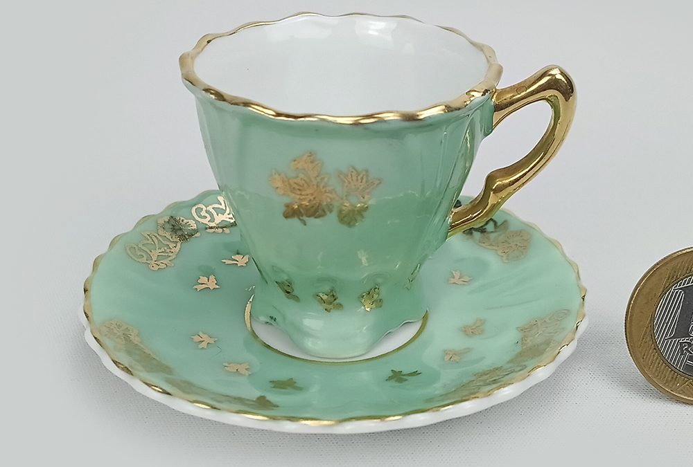 LO 80 – Xícara de cafezinho antiga em porcelana Schmidt verde e dourada com relevos