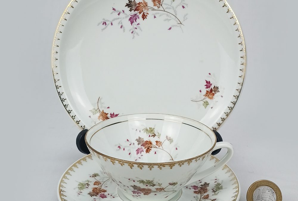 LO 80 – Trio: xícara de chá antiga com prato de pão Real com folhas vermelhas e dourados