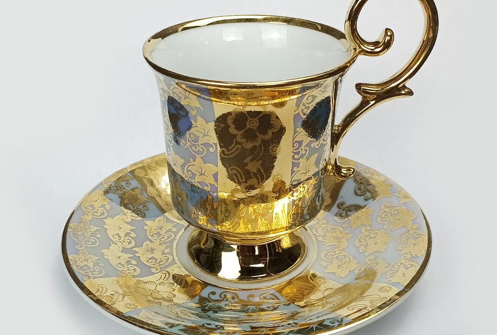 LO 80 – Xícara de cafezinho em porcelana antiga Porcelanarte dourada e azul com pé alto