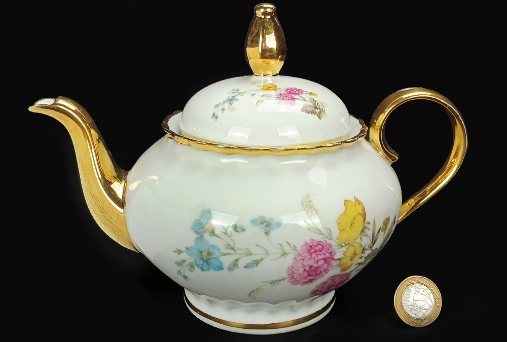 LO 81 – Bule antigo em porcelana branca e dourada com flores coloridas