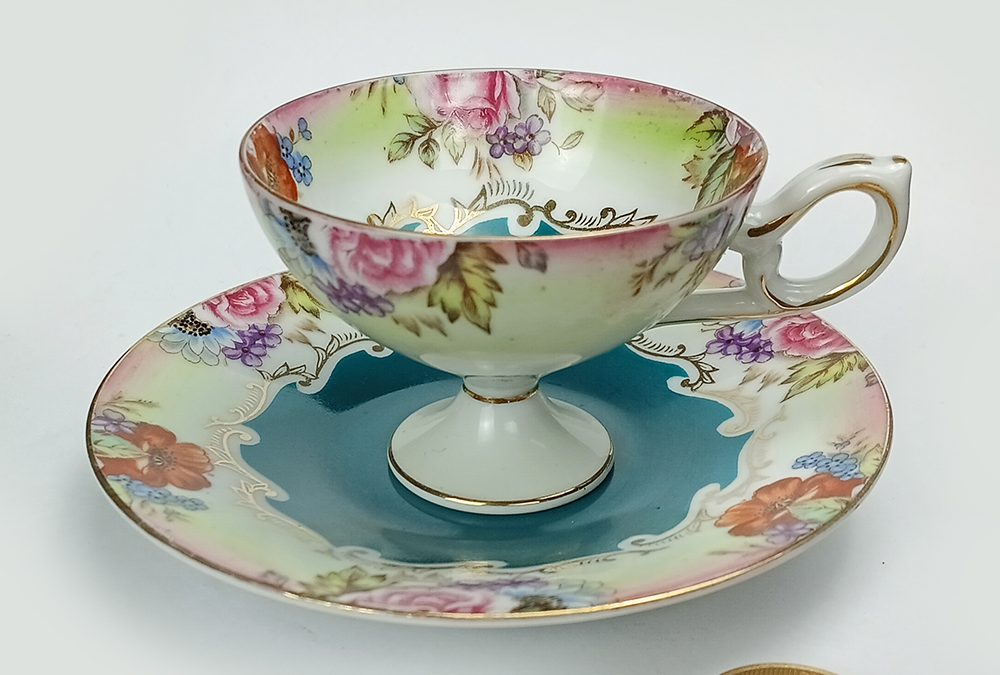 LO 86 – Xícara de cafezinho antiga em porcelana  verde com flores e pezinho alto