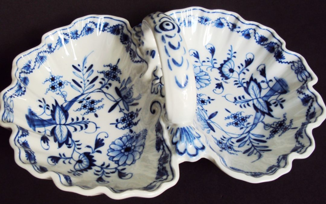 LO 86 – Petisqueira antiga formato de conchas em porcelana alemã Meissen cebolinha azul cobalto