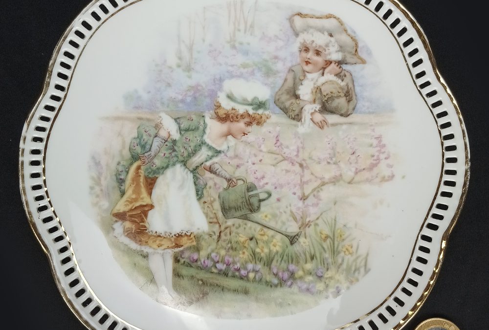 LO 88 – Prato antigo em porcelana alemã Schumann Bavária crianças em um jardim – borda rendada/vazada
