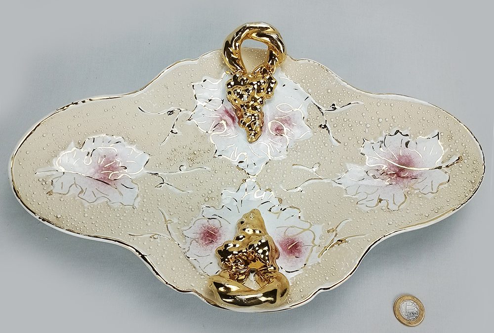 LO 88 – Centro de mesa vintage anos 60 em louça com alças e cachos de uvas em ouro