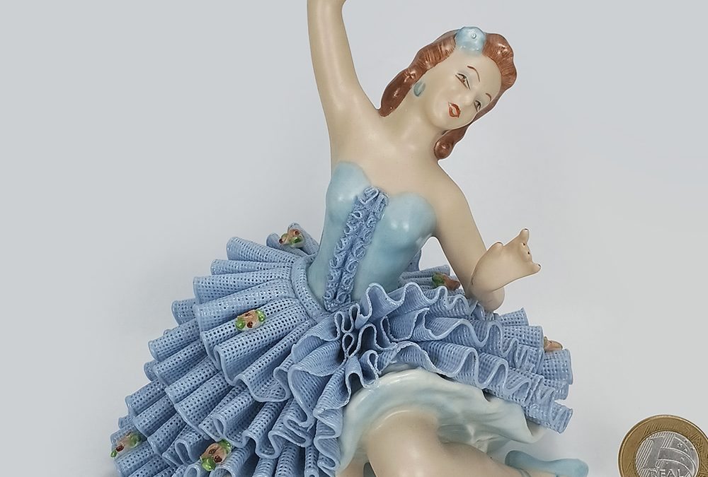 LO 89 – Bibelô antigo de bailarina em porcelana Rebis com tule rendado