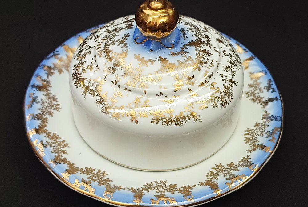 LO 91 – Manteigueira antiga em porcelana Schmidt azul com flores em ouro