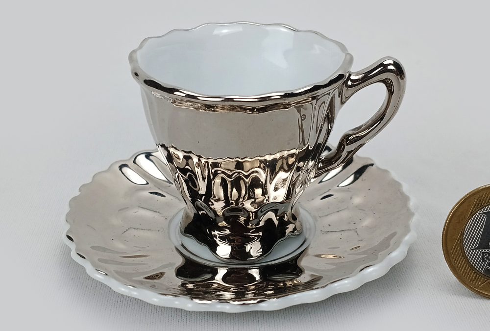 LO 92 – Xícara de cafezinho antiga em porcelana Schmidt prateada decorada com relevos