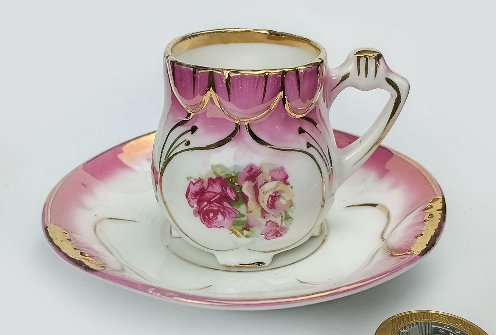 LO 92 – Xícara de cafezinho antiga Art Nouveau porcelana rosa com flores e relevos dourados