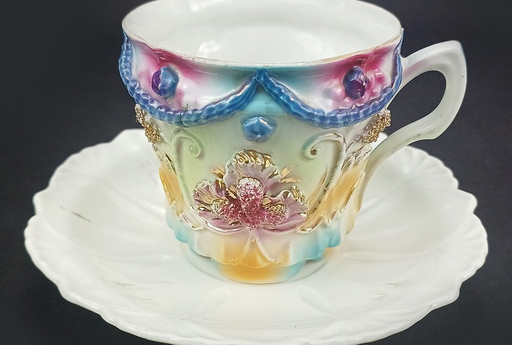 LO 92 – Xícara de chá em porcelana isabelina grande ricamente decorada com relevos coloridos