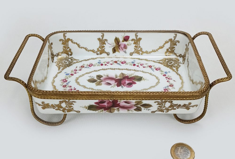 LO 93 – Centro de mesa antigo em porcelana ricamente decorada com flores e dourados e armação em bronze