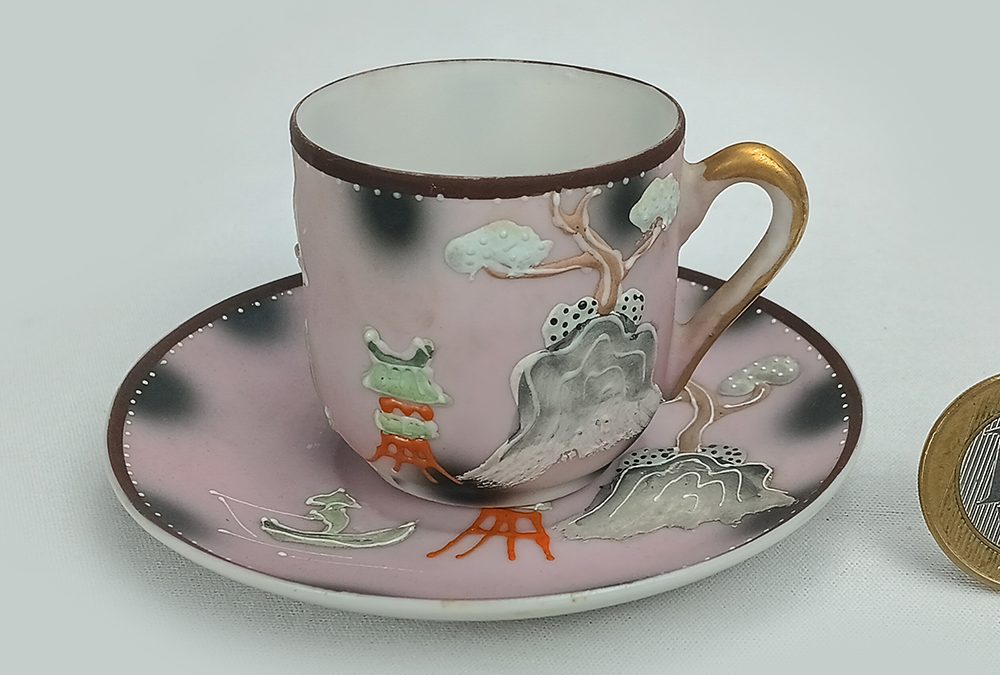 LO 93 – Xícara de cafezinho antiga japonesa em porcelana casca de ovo com litofania de gueixa