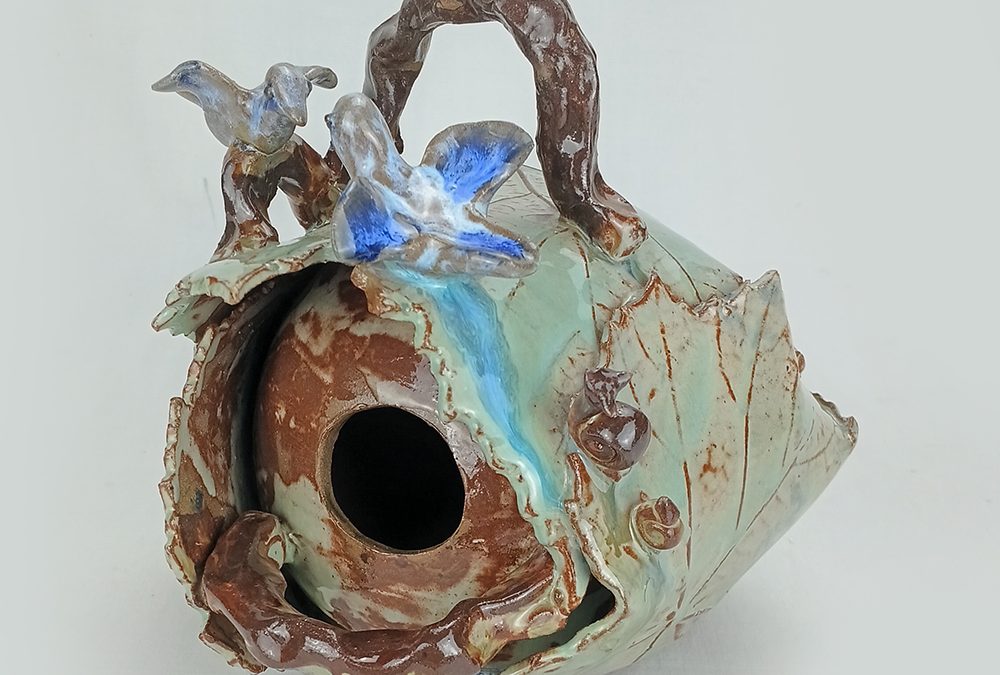 LO 93 – Casa de passarinhos em cerâmica vitrificada decorada com folhas de parreira