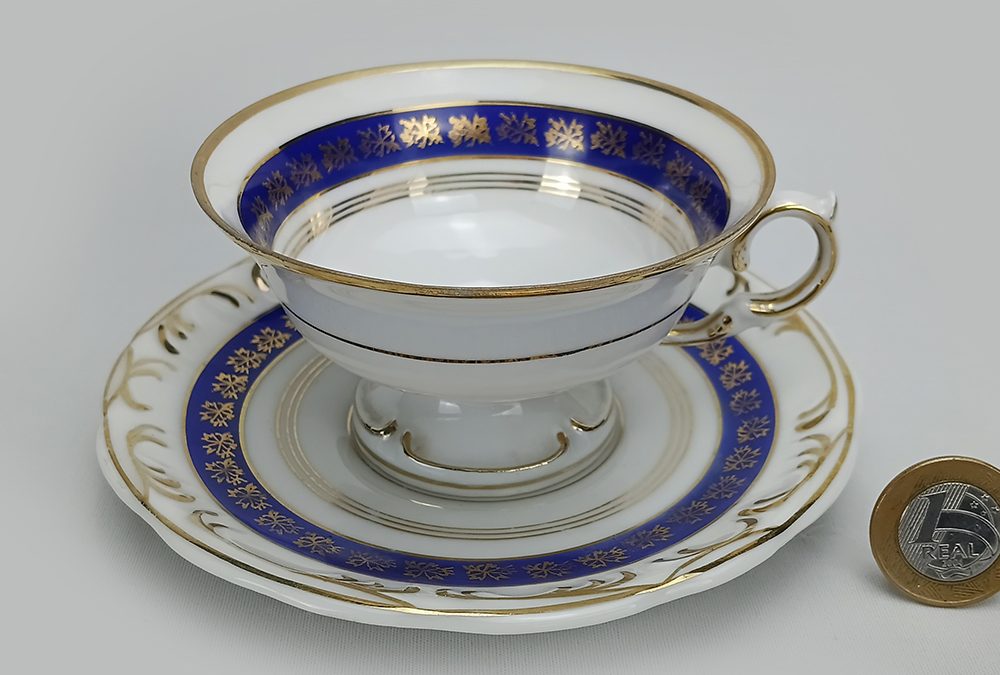 LO 94 – Xícara de chá antiga porcelana Schmidt com frisos dourados e azuis