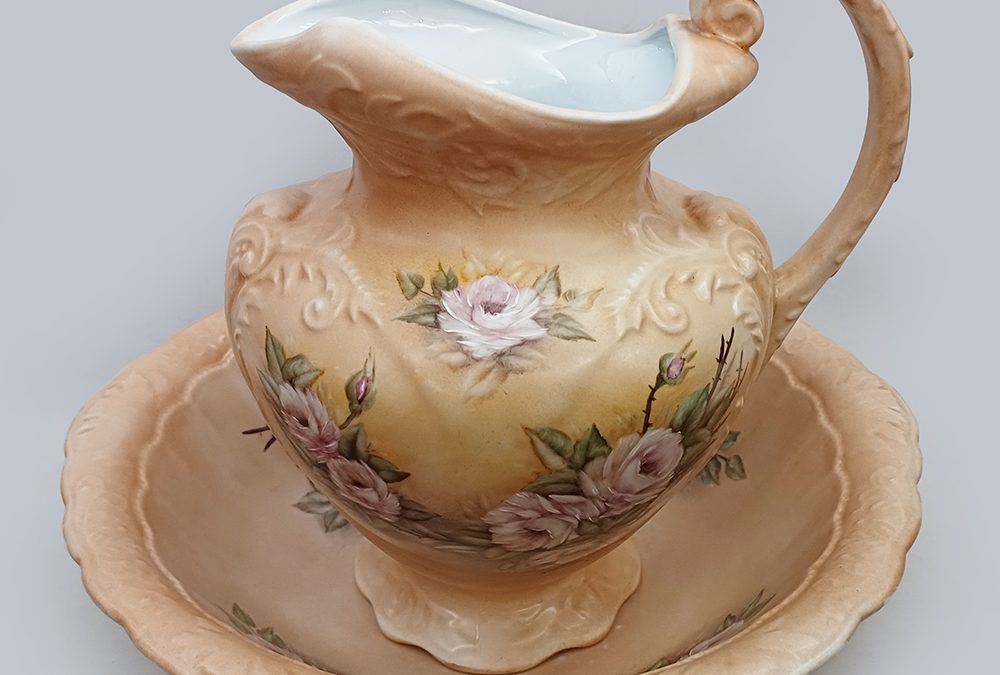 LO 94 – Gomil ou jarro com bacia antigo em porcelana decorada com relevos e pintura à mão de flores