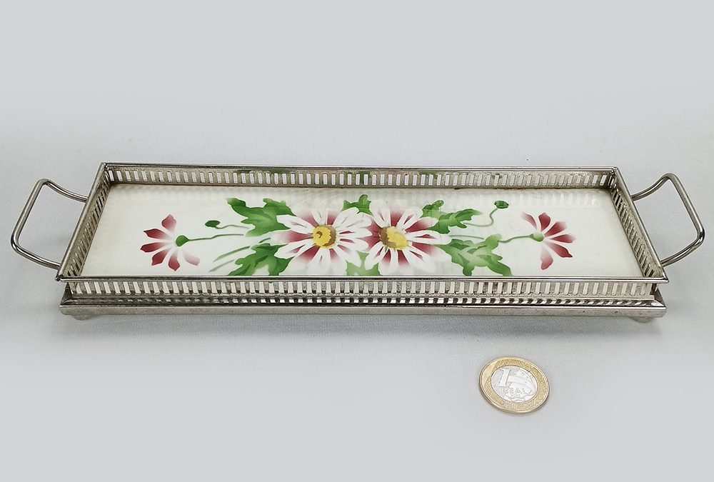 LO 97 – Bandeja retangular antiga em majólica com flores e borda e alças em metal