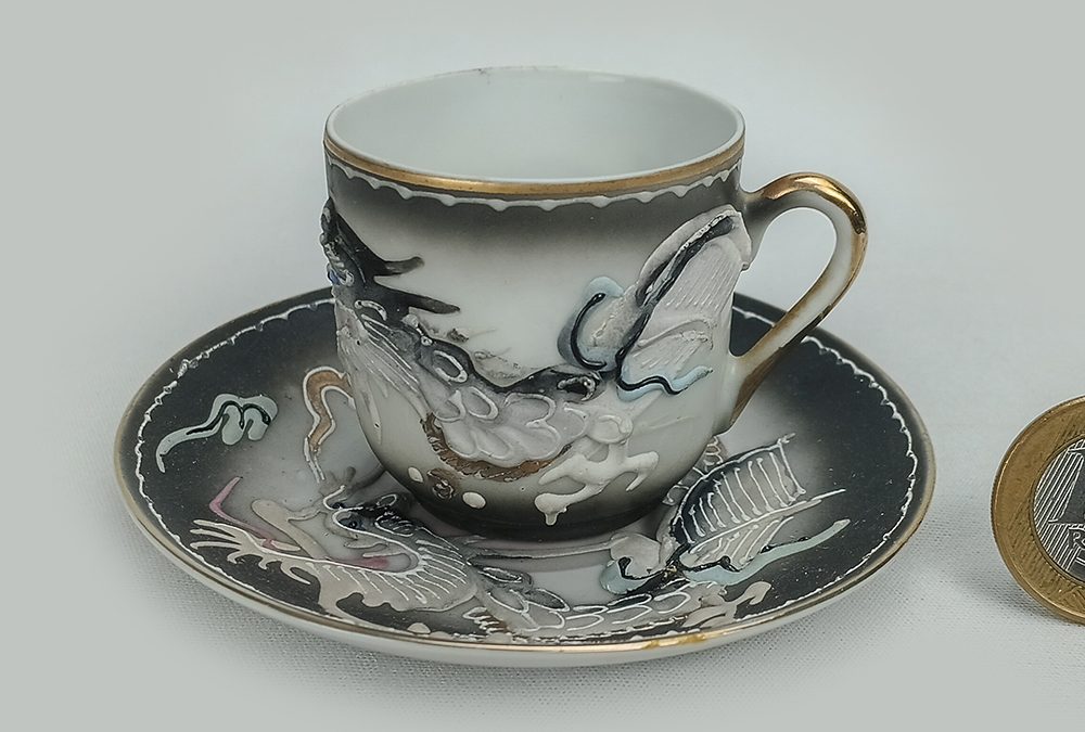 LO 97 – Xícara de cafezinho antiga japonesa em porcelana casca de ovo com litofania de gueixa