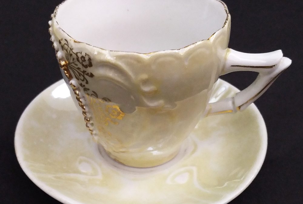 LO 99 – Xícara de café isabelina em porcelana amarela com dourados e inscrição Aniversário