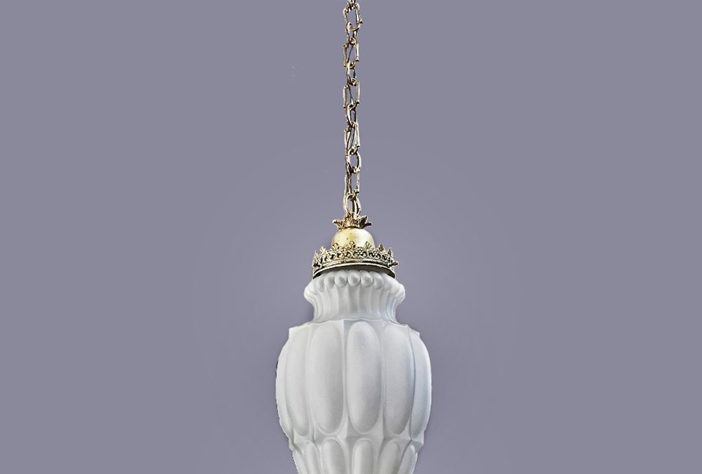 LU 04 – Lustre antigo em bronze com grande bojo em vidro fosco prensado com relevos geométricos
