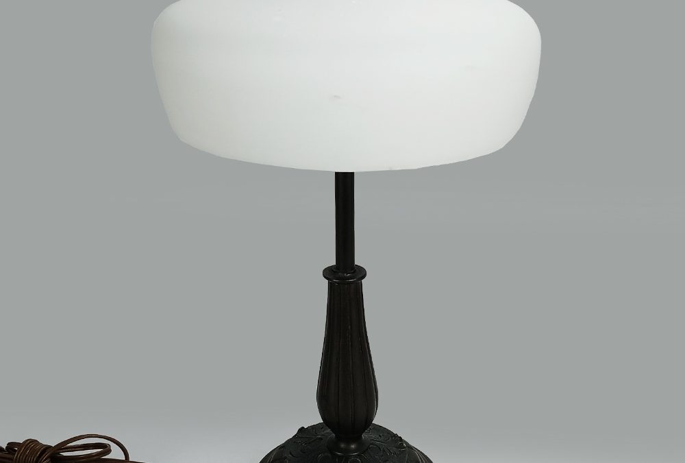 LU 04 – Luminária de mesa ou abajur antigo em bronze com cúpula em vidro branco