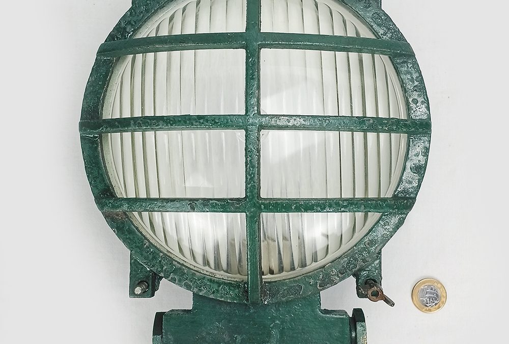 LU 06 – Luminária náutica estilo industrial ferro fundido e vidro – Estaleiro Só de Porto Alegre