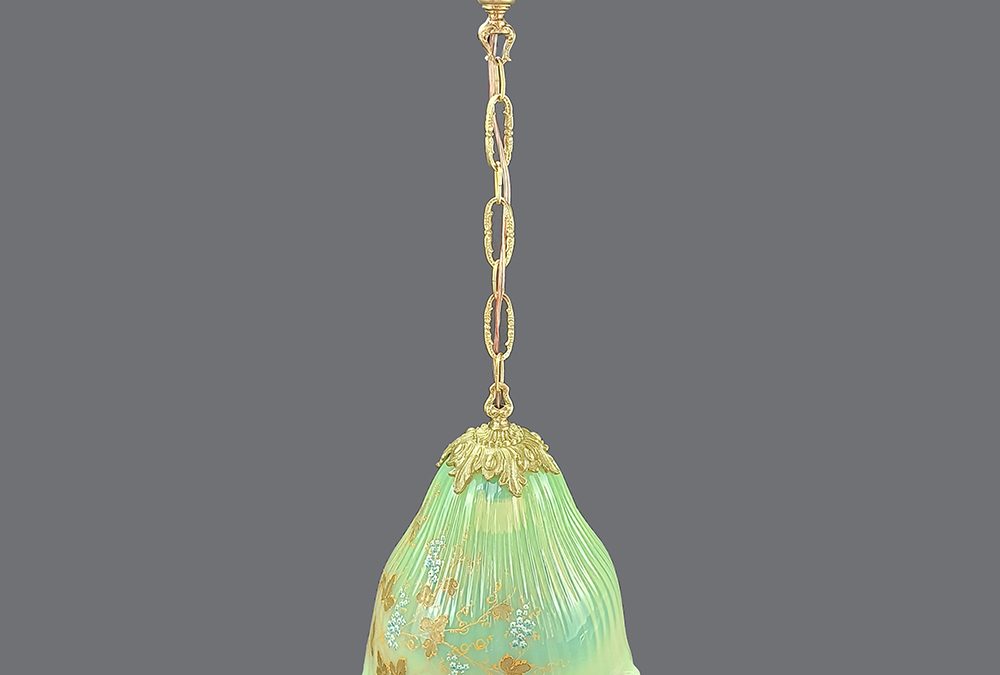 LU 06 – Lustre ou luminária pendente vitoriana em opalina e uralina Rubina Verde ou Burmese Glass